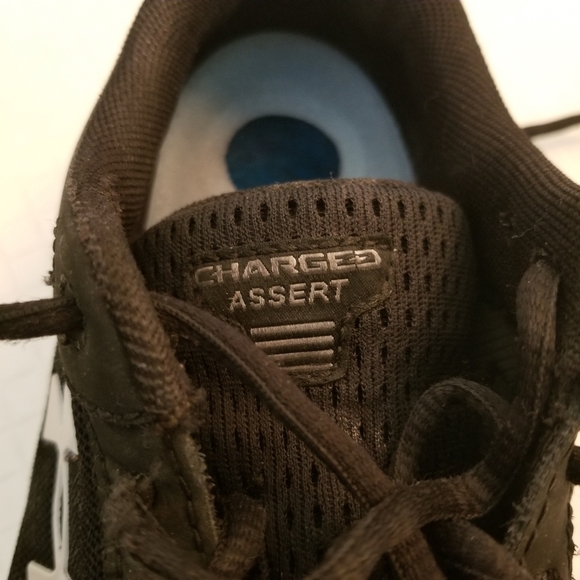 Under Armor Charged Assert Running Shoe Size 6.5 Flaw On Heel See Photos - Picture 10 of 10